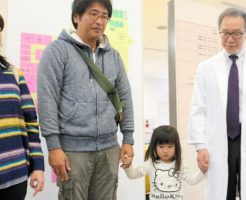松尾浩三副病院長(右)と蔭山みゆちゃんとご両親