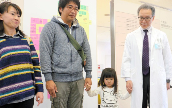 松尾浩三副病院長(右)と蔭山みゆちゃんとご両親